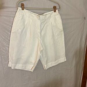 Woman bermuda shorts good condition white lines